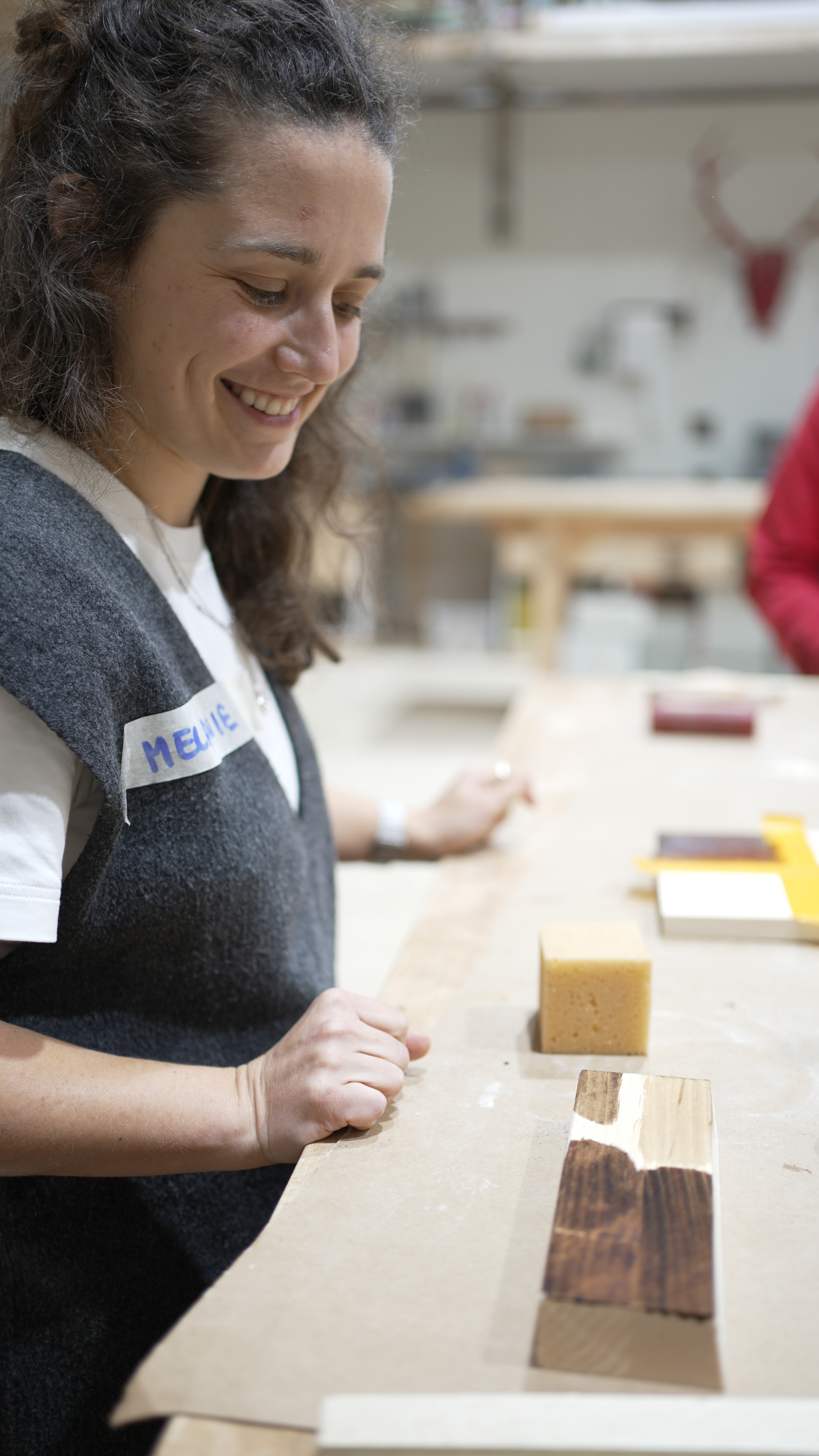 Kursteilnehmerin ölt Holzmuster in der DSGS Werkstatt Wien